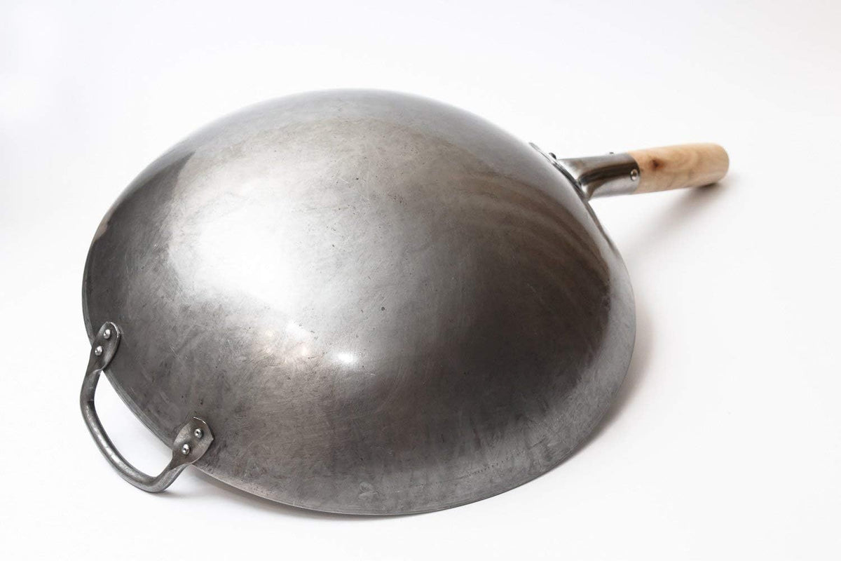 Traditional Hand Hammered Chinese Carbon Steel Wok with Wooden and Steel Helper – features