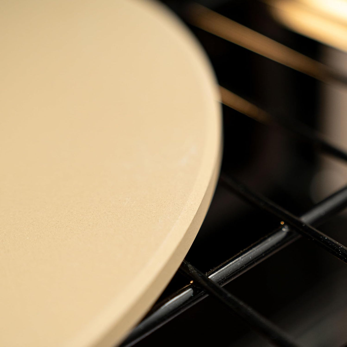 Round Pizza Stone, 16-Inch – set view